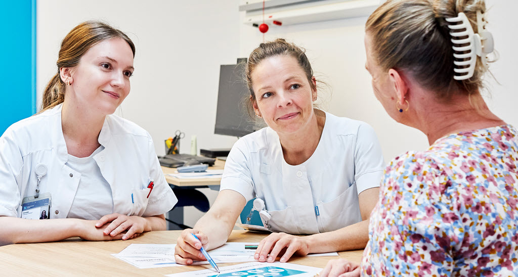 ​Foto af en samtale mellem en patient, læge og sygeplejerske fra den regonale senfølgeklinik: Senfølger efter Kræft, klinik 7